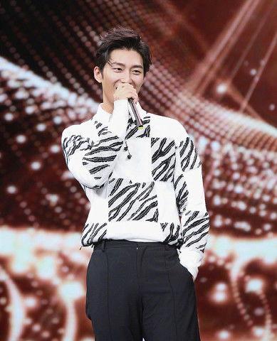 窦骁何超莲最新爆料微博,微博爆料恋情进展！